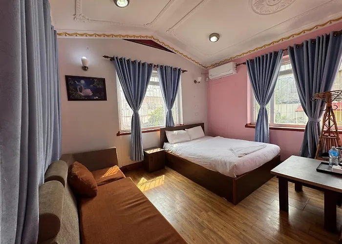 555 And Restaurant Hotel