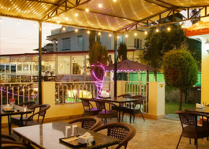 555 And Restaurant Hotel